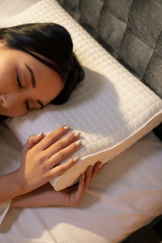 Cuscino cervicale: come scegliere quello giusto per dormire meglio (e svegliarsi riposati)