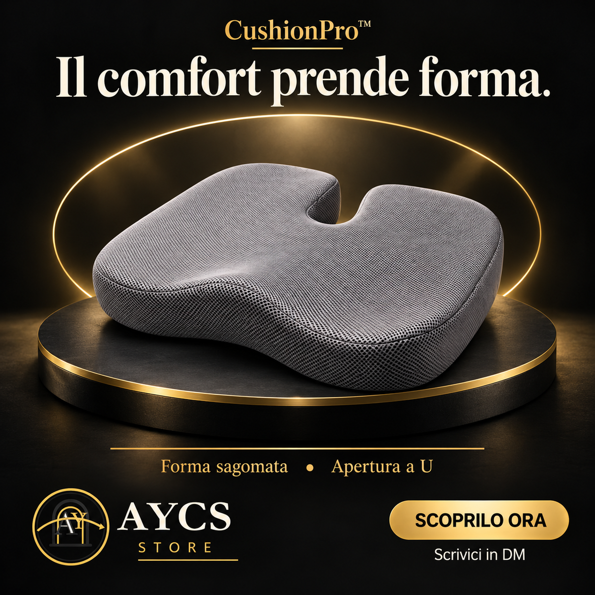 Cuscino sagomato CushionPro grigio su una base quadrata, con arco dorato sullo sfondo.