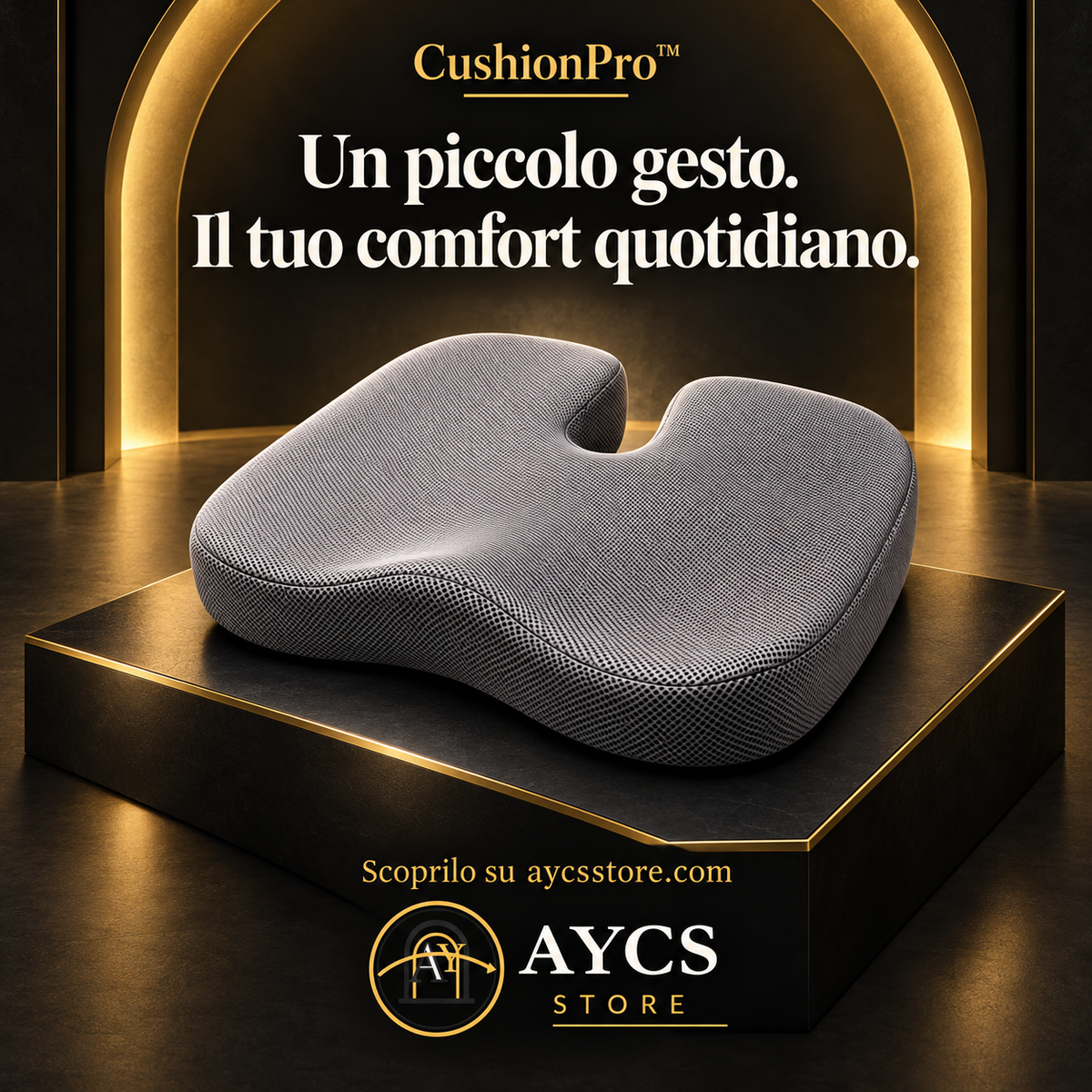 Cuscino CushionPro grigio su una poltrona da ufficio, con sfondo verde petrolio e decorazioni dorate.