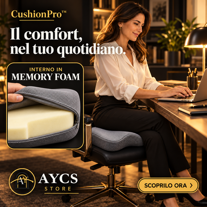Cuscino CushionPro posizionato su una sedia nera accanto a una scrivania con computer portatile.