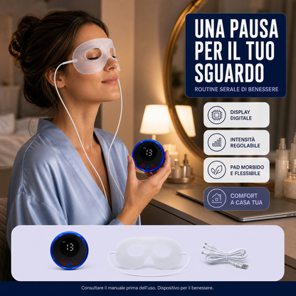 FaceZen EMS™ AYCS Store – Una pausa per il tuo sguardo. Donna con maschera EMS bianca sugli occhi, routine serale. Display digitale, intensità regolabile, pad morbido e flessibile