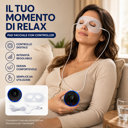 FaceZen EMS™ AYCS Store – Il tuo momento di relax. Donna sul divano con maschera EMS bianca e controller blu. Controllo digitale, intensità regolabile, design confortevole